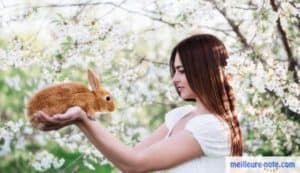 Une femme qui tient son lapin dans ses mains