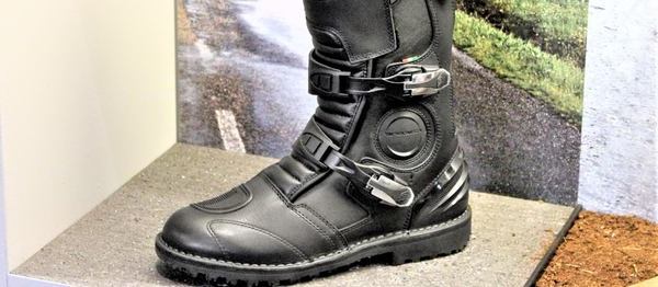 une chaussure noir pour moto