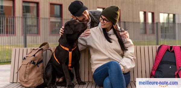 une femme et un homme avec leur chien