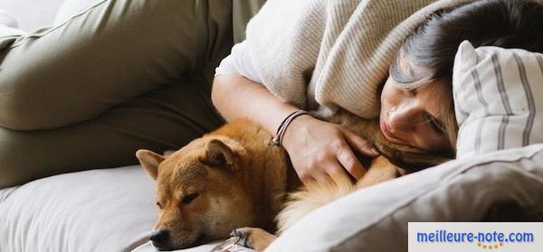 un chien dort avec sa maitresse