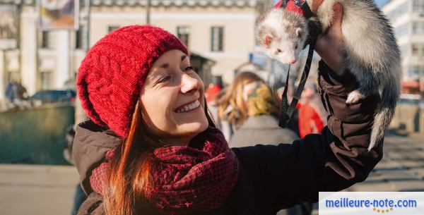 une femme avec son furet