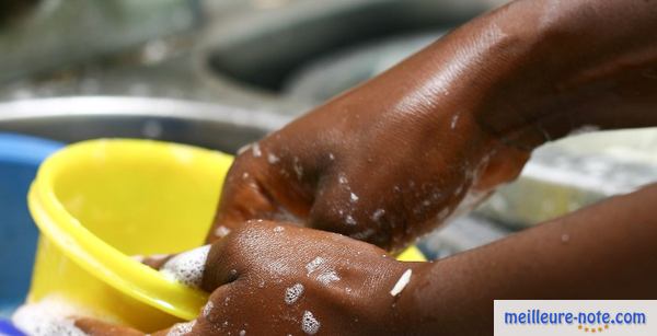 une femme nettoie un bol en plastique