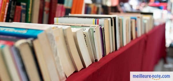 des livres dans un bibliothèque