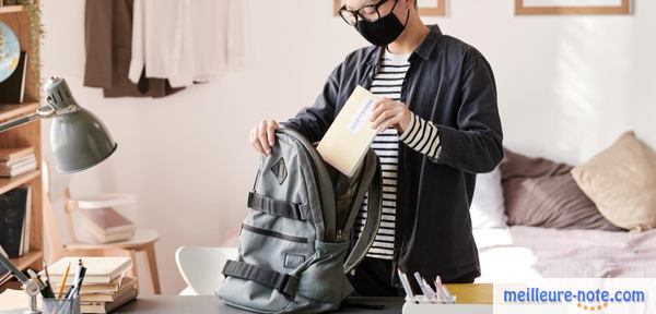 Un jeune homme asiatique qui range son sac à dos