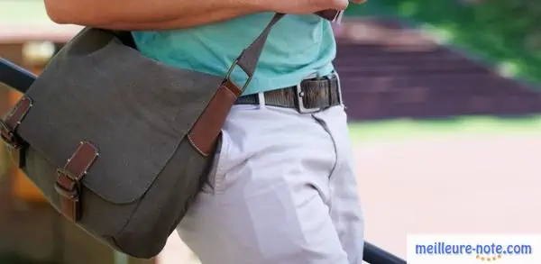 Un jeune homme avec une sacoche bandoulière