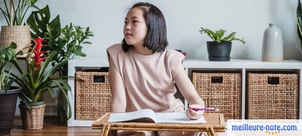 une petite asiatique qui fait ses devoirs de maison