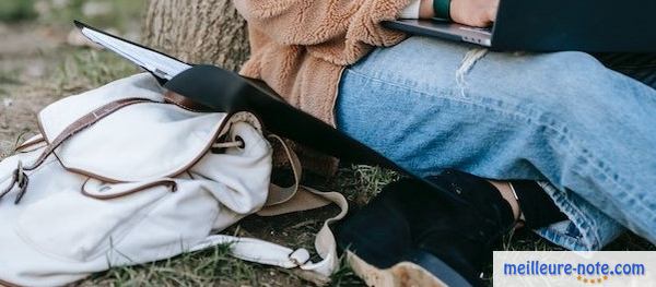 Une femme assise avec sac en toile