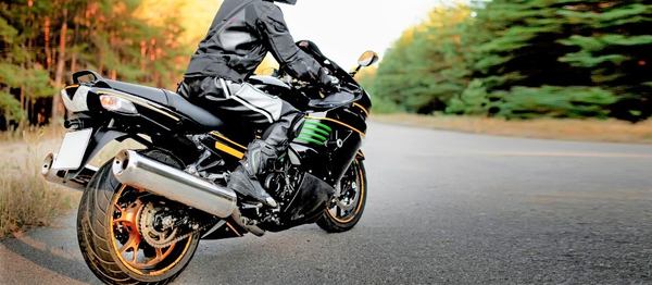 un homme avec son moto sur la route