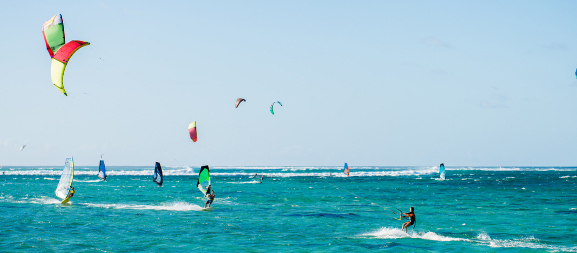 kitesurfers sur océan indien