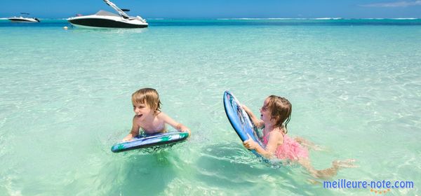 Des petits enfants qui sont sur le bodyboard