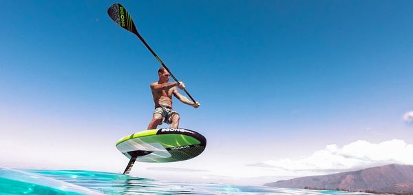 un homme joue au sup foil