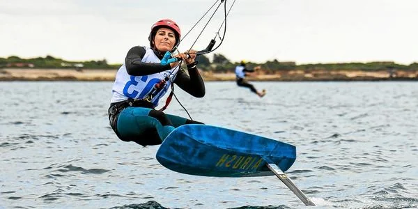 une femme joue au foil mettant son casque