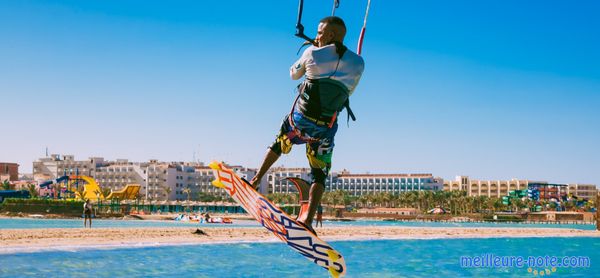 Un homme qui est avec une planche de kitesurf