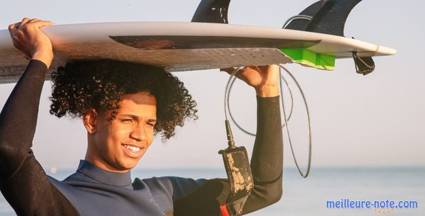 Un homme avec une planche de surf et un pad de surf