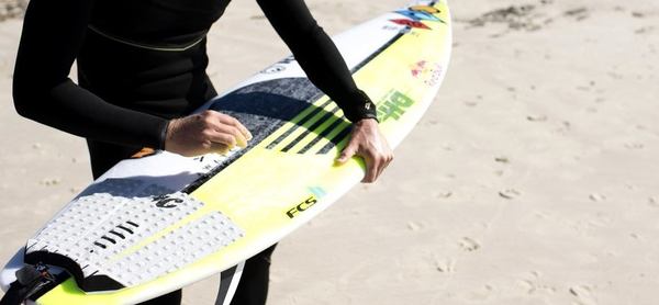 Une planche de surf avec un pad de surf de marque FCS