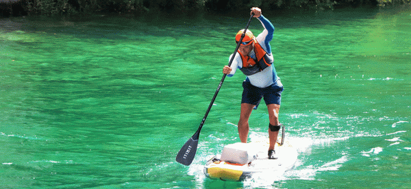 Un homme qui utilise une pagaie de paddle de marque Deux personnes qui utilisent des pagaies de paddle de marque Coasto