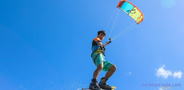 Un homme qui flotte avec une aile de kitesurf