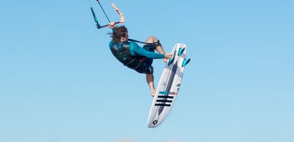 Un kitesurfer avec un planche de kitesurf de marque Duotone Kiteboarding