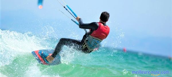 un jeune homme joue au kitesurf