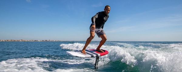 un homme joue au hydrofoil