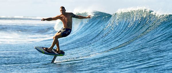 un homme surf sur la vague