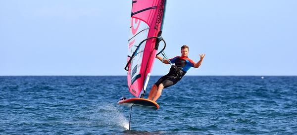 un homme joue au wind foil