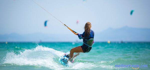 une jeune femme joue au kitesurf