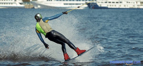 Une planche de kitesurf qui flotte sur l'eau