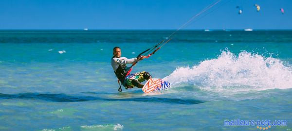 un homme joue au kitesurf