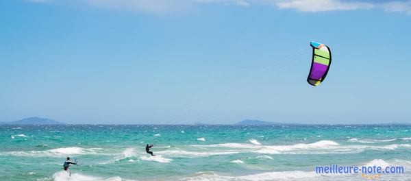 deux personnes jouent au kitesurf