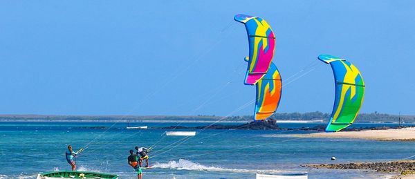 Des personnes sur la mer avec des ailes de kitesurf de marque F-One