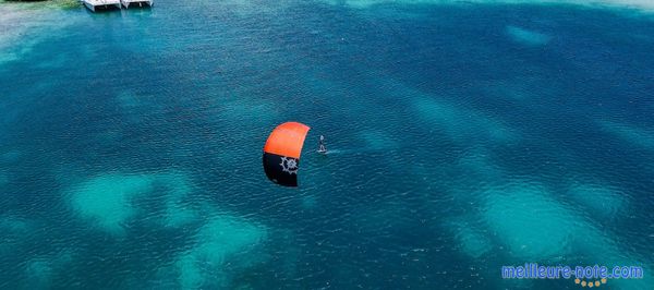 Une aile de kitesurf qui flotte au milieu de la mer