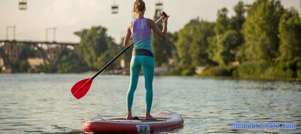 Une femme qui utilise une pagaie paddle