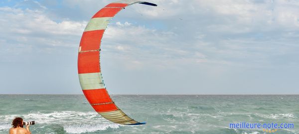 Une aile de kitesurf de couleur orange et blanc