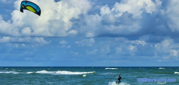 Une personne et une aile de kitesurf