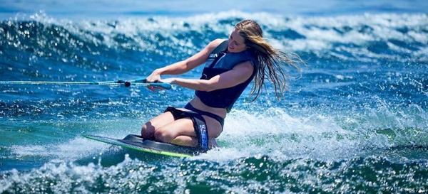 une femme porte un kneeboard