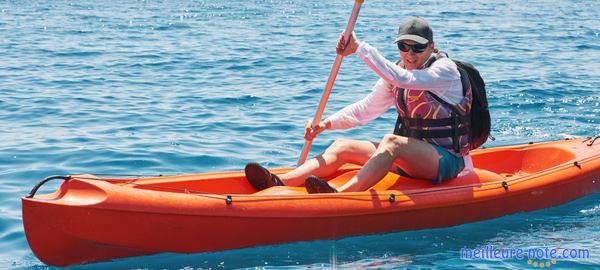 un homme dans un kayak avec son gilet