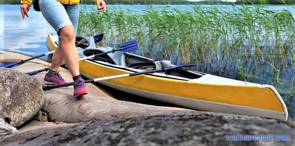 une femme près de son canoé