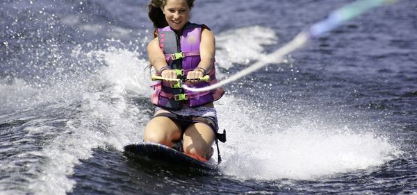 une femme glisse avec un kneeboard