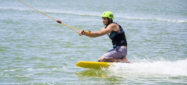 un homme avec un casque jaune fait un sport de glisse