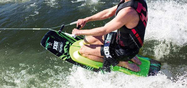 un homme avec un kneeboard port le marque jobe