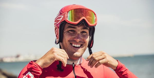 un homme souriant avec son casque