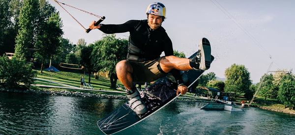 un homme tenait son planche wakeboard