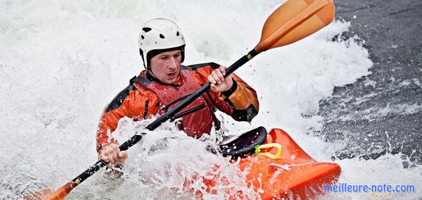 un homme met son casque avec un kayak