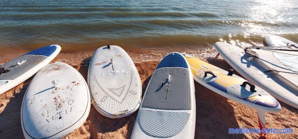 des planches windsurf à la plage