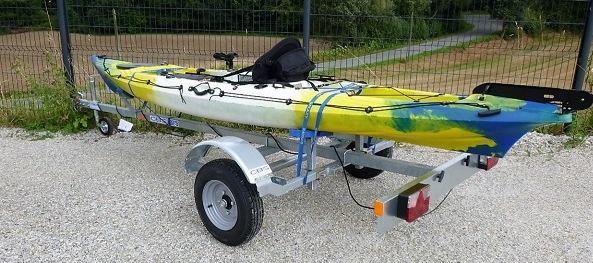 un kayak sur une remorque