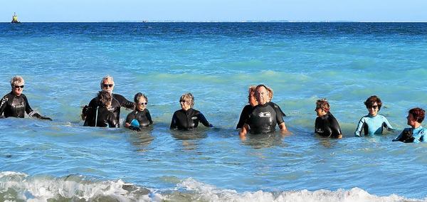 des amis font leur sport nautique