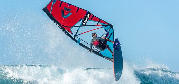 un homme fait le sport nautique windsurf