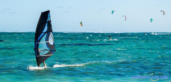 une voile de windsurf sur la mer