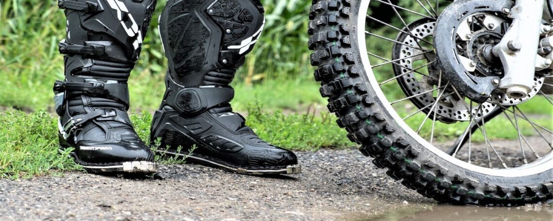 deux bottes et un pneu moto